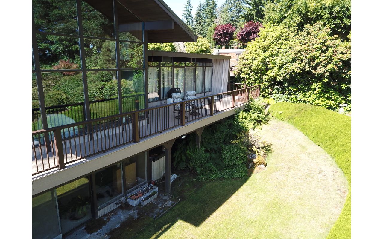 Trex Rope Swing Decking with Trex Signature "Cocktail Rail"