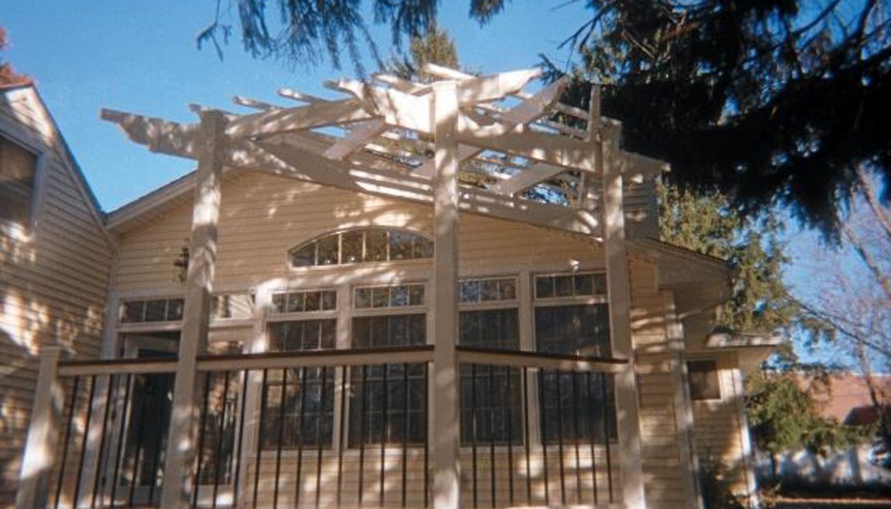 Trex Transcends with Vinyl Pergola