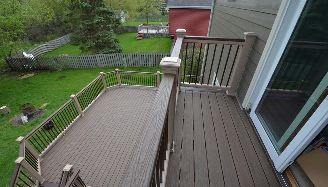 Trex Transcend Spiced Rum Decking with Rope Swing Railings and Bronze Round Aluminum Balusters - Grayslake, IL