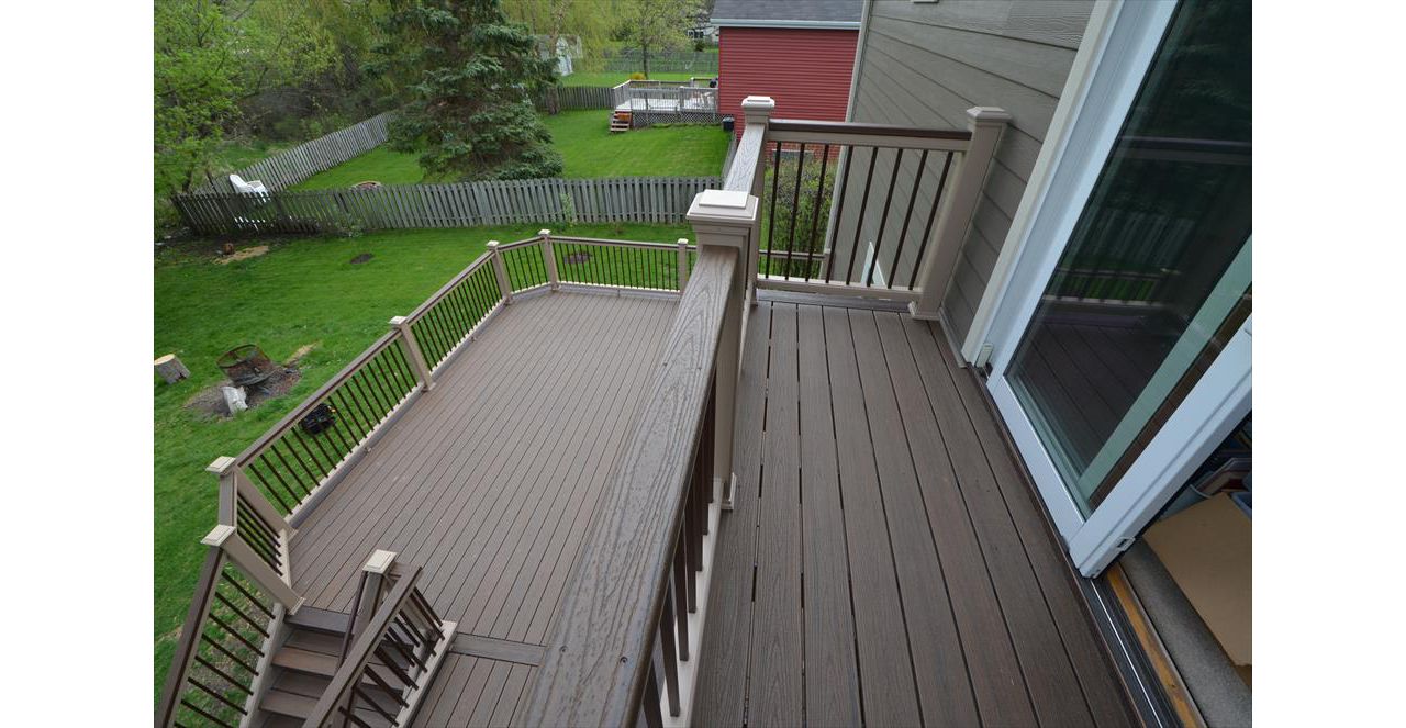 Trex Transcend Spiced Rum Decking with Rope Swing Railings and Bronze Round Aluminum Balusters - Grayslake, IL