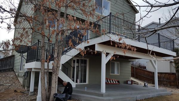 Trex Transcends Island Mist, white fascia & Black Rails