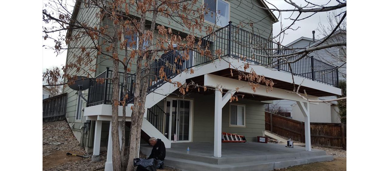 Trex Transcends Island Mist, white fascia & Black Rails