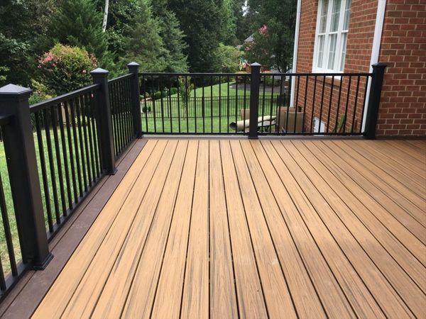 Beautiful picture frame in Vintage Lantern with Havanna Gold interior. Trex Signature rails complete the look.