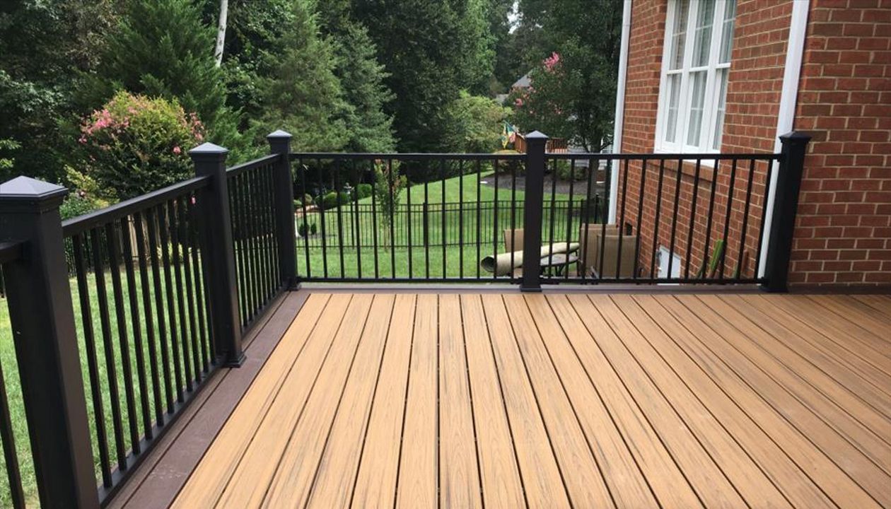 Beautiful picture frame in Vintage Lantern with Havanna Gold interior. Trex Signature rails complete the look.