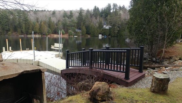 Pont en composite Trex avec rampes.