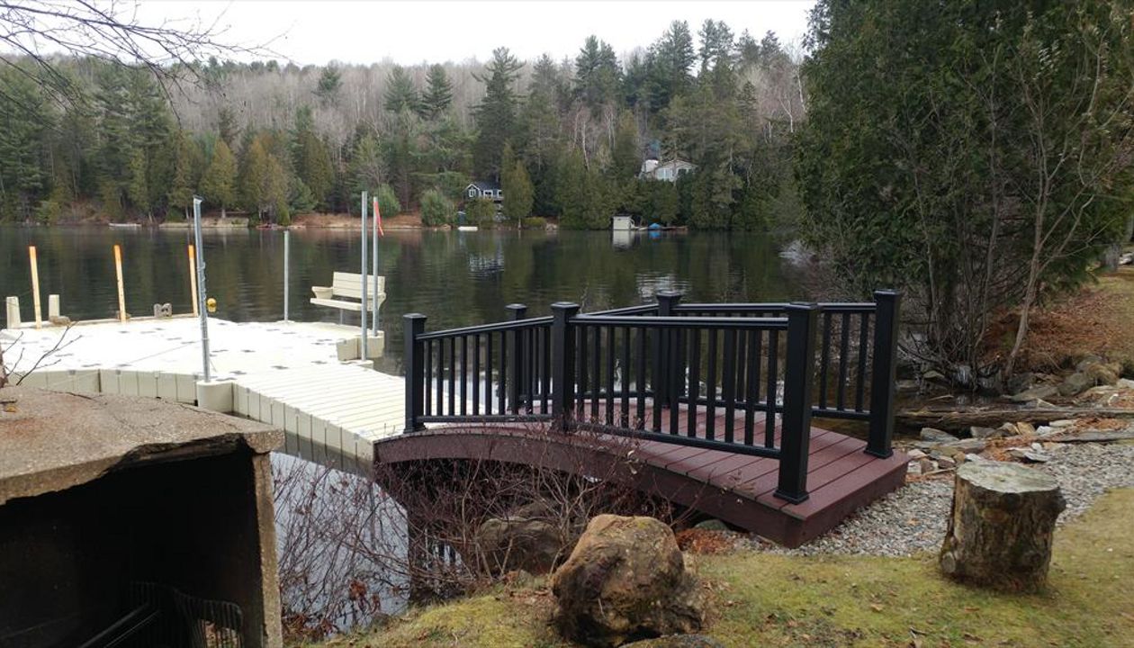 Pont en composite Trex avec rampes.