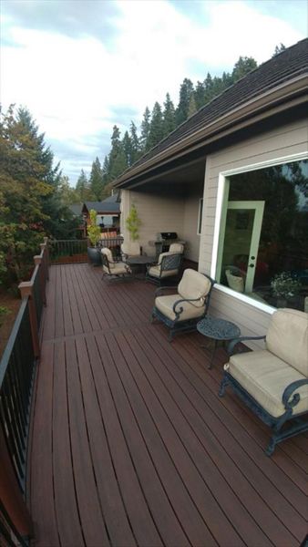 Trex Transcend Spiced Rum Deck with TrexPro Signature aluminum railing.