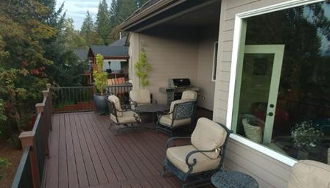 Trex Transcend Spiced Rum Deck with TrexPro Signature aluminum railing.