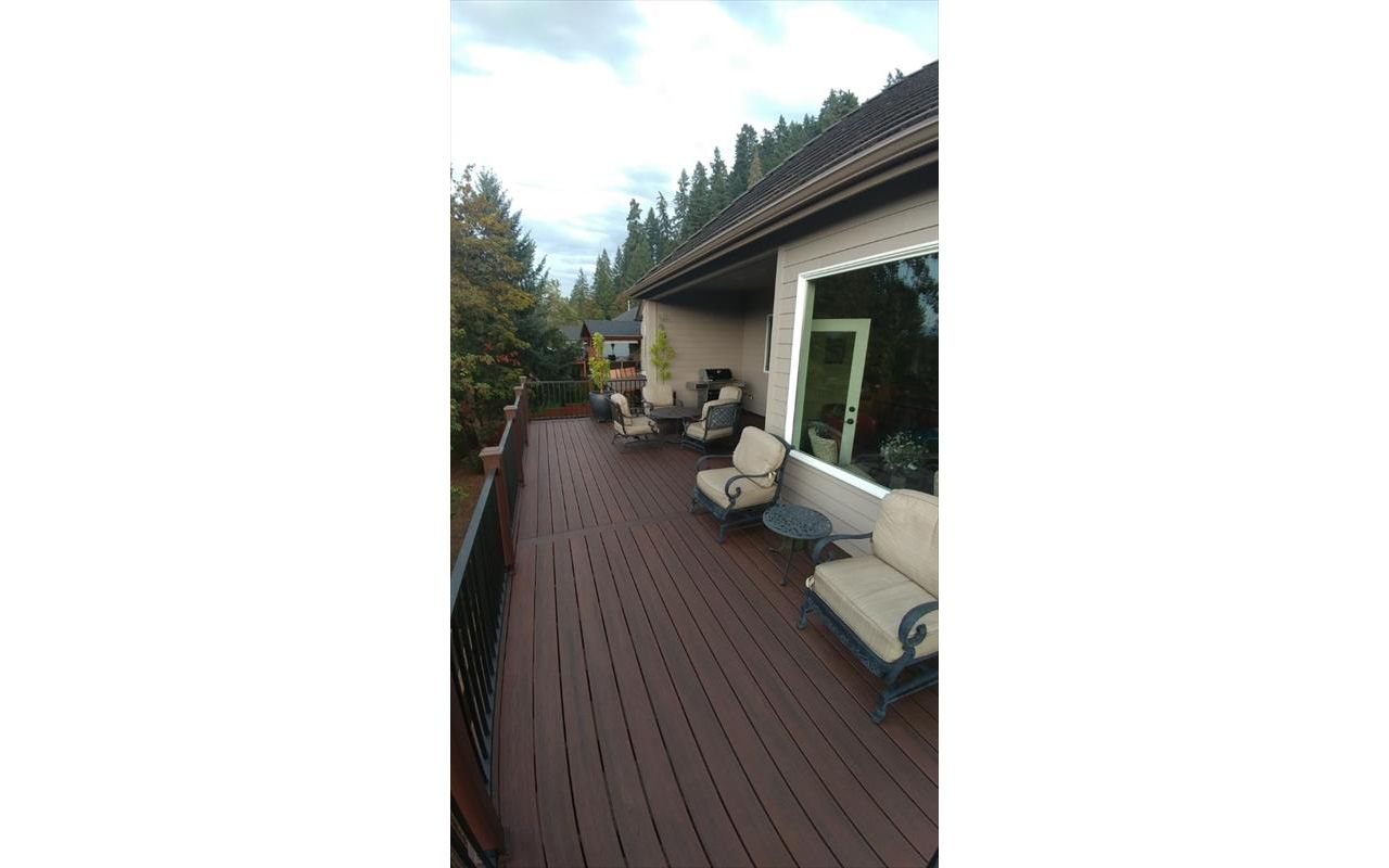 Trex Transcend Spiced Rum Deck with TrexPro Signature aluminum railing.