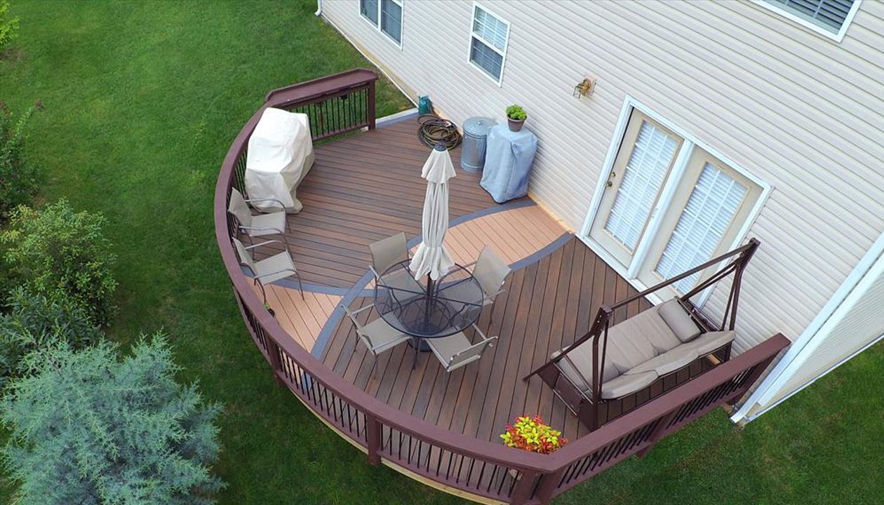 Custom curved deck in knoxville