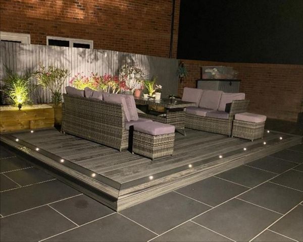 Trex Transcend Island Mist inlay with Trex Enhance Calm Water perimeter.