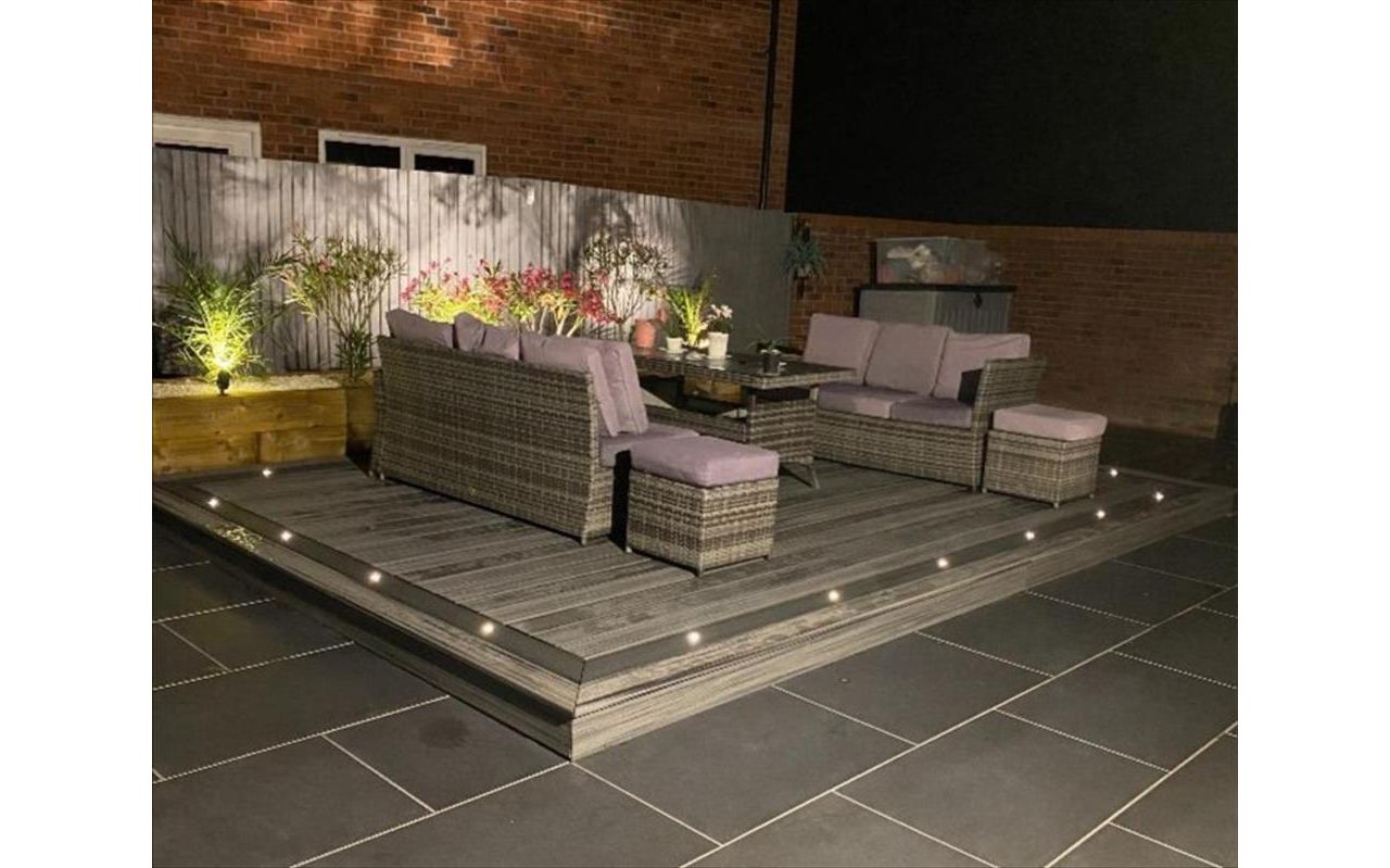 Trex Transcend Island Mist inlay with Trex Enhance Calm Water perimeter.
