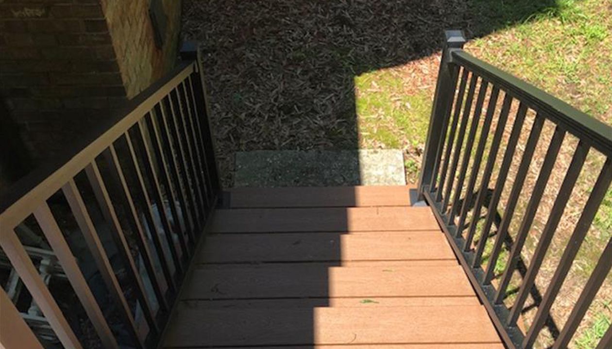 New Trex Transcend Treehouse stairs & Signature Black rails gives a safe way to get up on this great deck