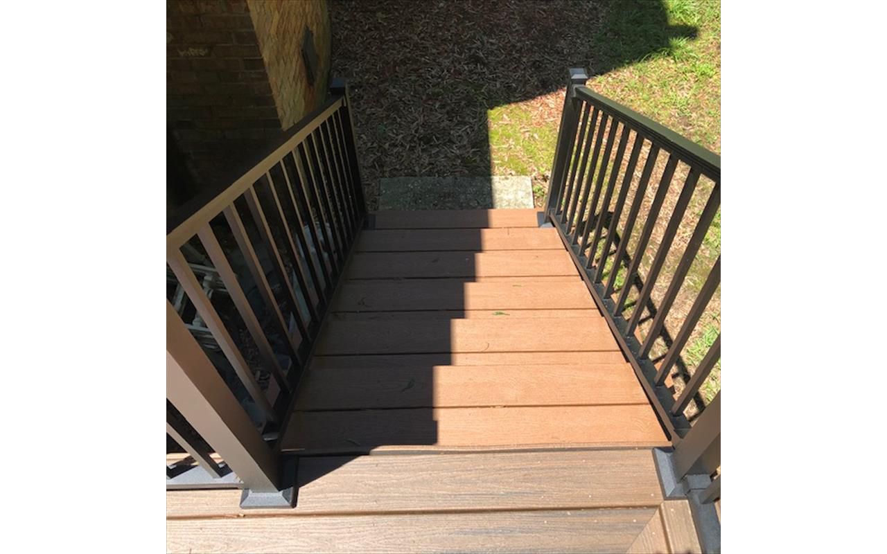 New Trex Transcend Treehouse stairs & Signature Black rails gives a safe way to get up on this great deck