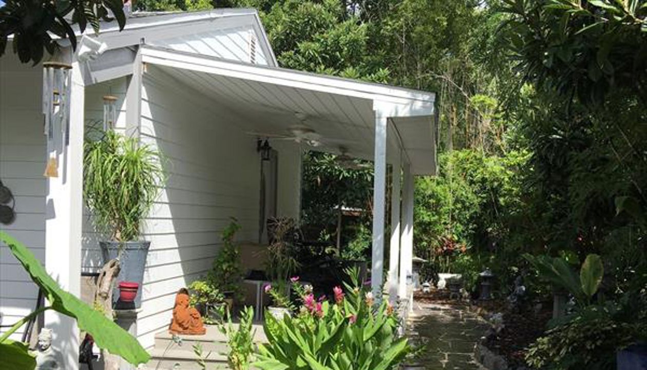 Covered rear deck, w/stairs at each end