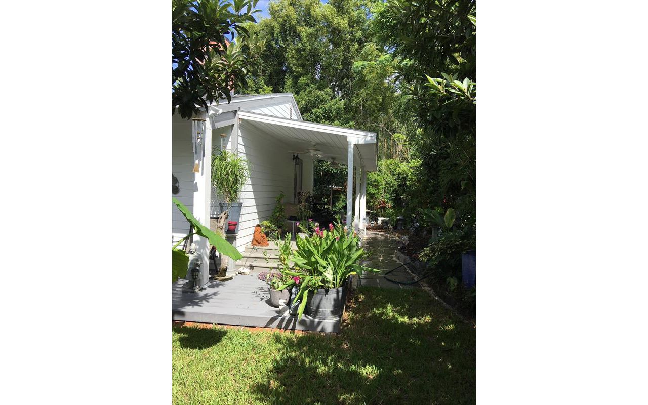 Covered rear deck, w/stairs at each end
