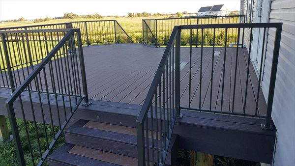 Trex Select saddle decking with woodland brown border/fascia