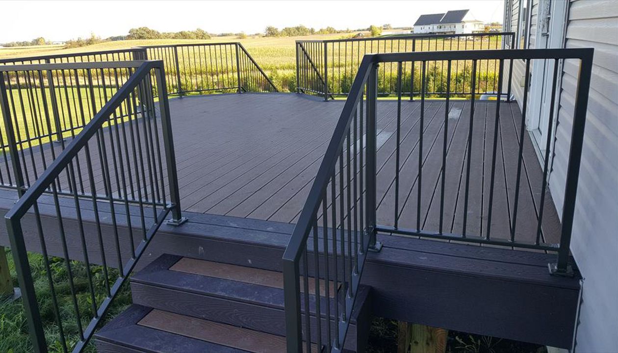 Trex Select saddle decking with woodland brown border/fascia