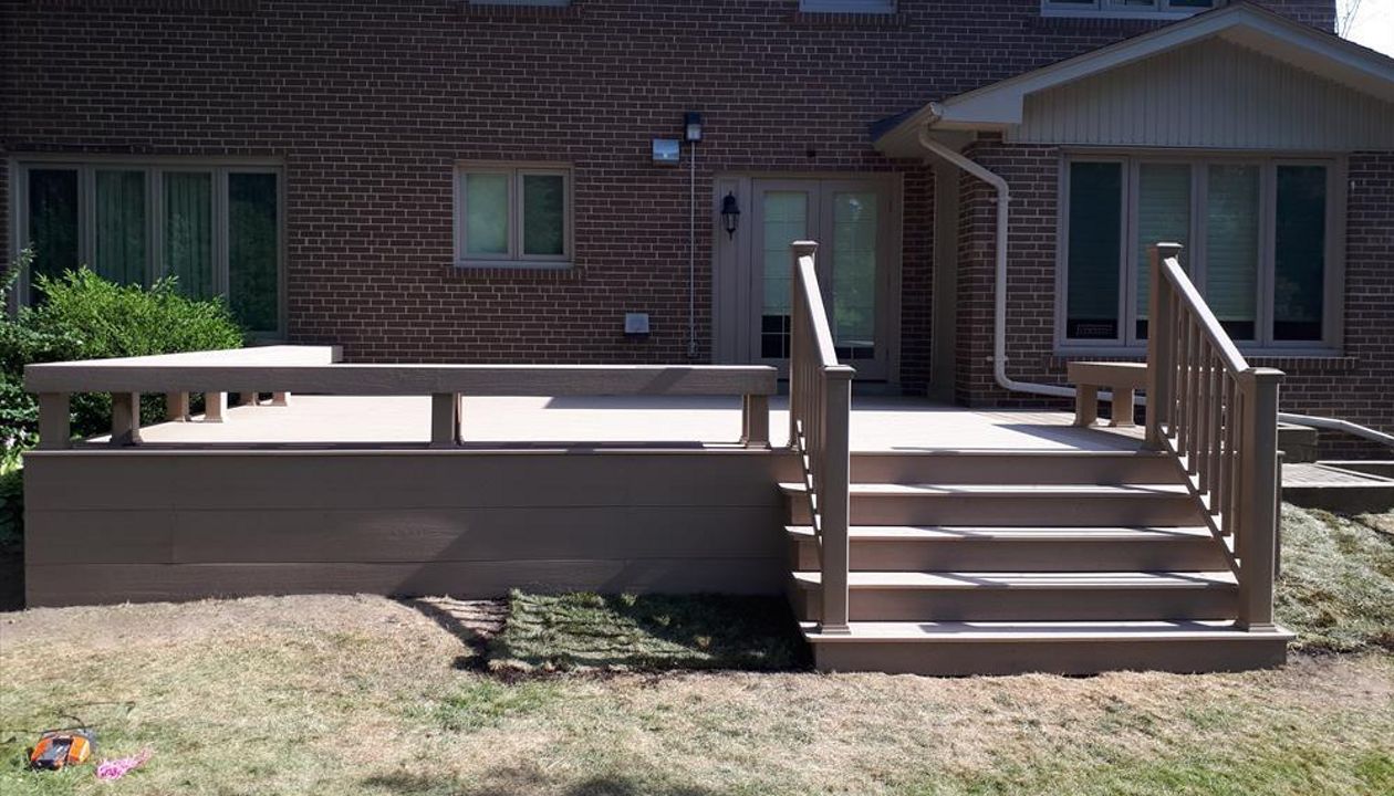Trex Trescend Rope Swing steps custom made COMPOSITE COMPOSITE deck with glass and aluminum railing. The deck built in Toronto, Mississauga, Scarborough, Etobicoke, North York, Markham, Richmond Hill, Thornhill, Vaughan