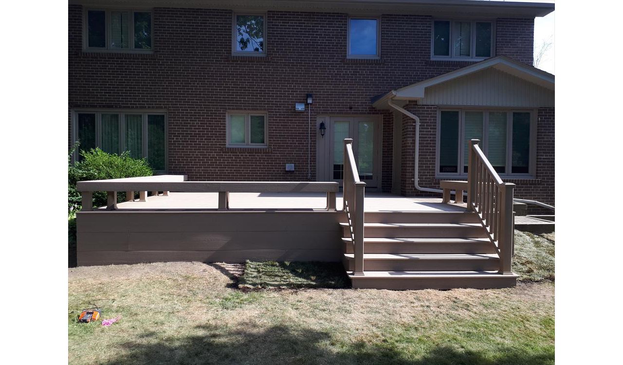Trex Trescend Rope Swing steps custom made COMPOSITE COMPOSITE deck with glass and aluminum railing. The deck built in Toronto, Mississauga, Scarborough, Etobicoke, North York, Markham, Richmond Hill, Thornhill, Vaughan