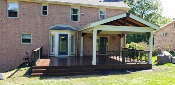 Trex Transcend Lava Rock w/ Trex Transcend Vintage Lantern Rails