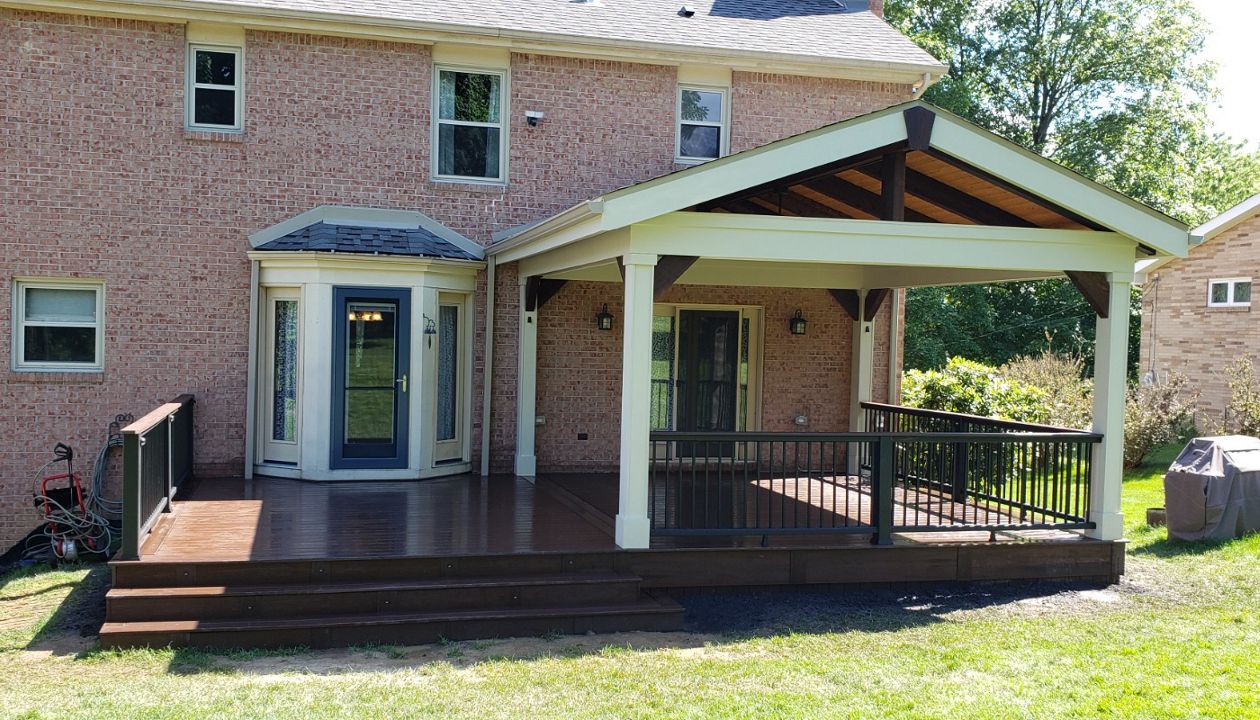 Trex Transcend Lava Rock w/ Trex Transcend Vintage Lantern Rails