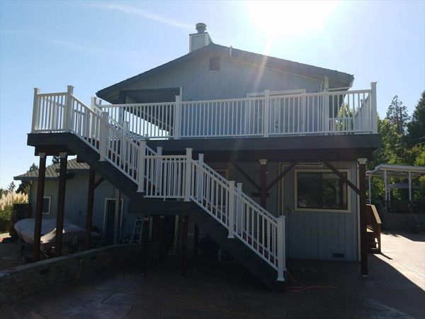 Trex Transcend Tropical - Island Mist Decking and White Trex Transcend Railing - El Dorado Hills, CA