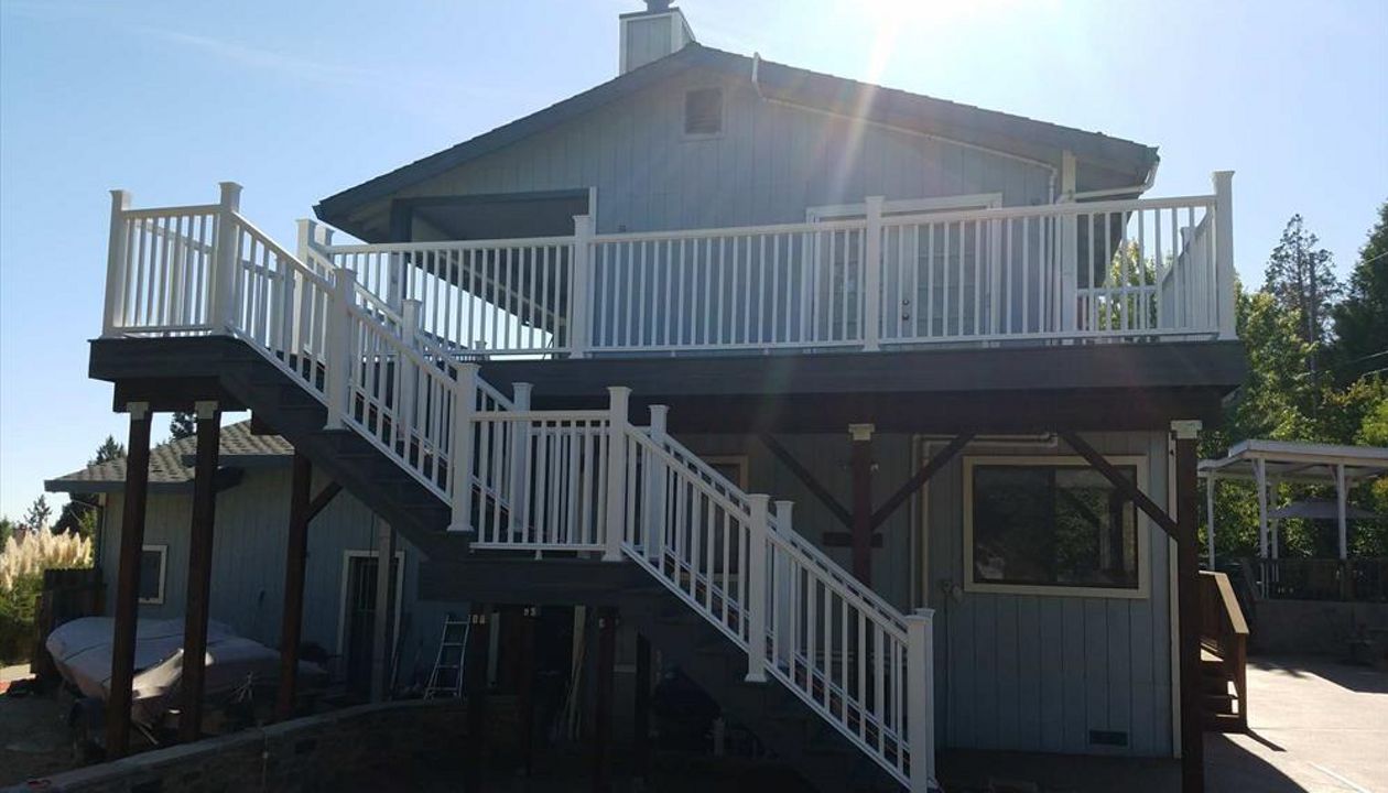 Trex Transcend Tropical - Island Mist Decking and White Trex Transcend Railing - El Dorado Hills, CA
