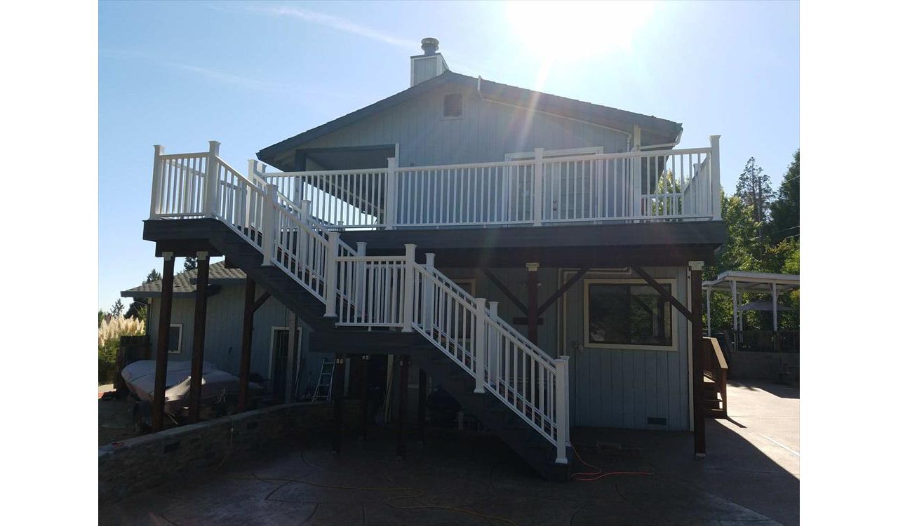 Trex Transcend Tropical - Island Mist Decking and White Trex Transcend Railing - El Dorado Hills, CA