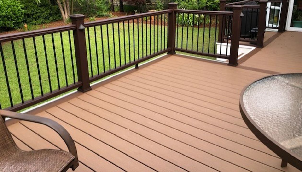 Trex Transcend Vintage Lantern Railing with round aluminum balusters gives the clear view appearance