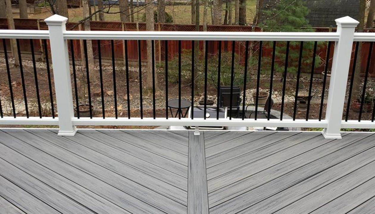 Deck in Trex Transcends Island Mist and Trex Transcends railing in Burke, VA