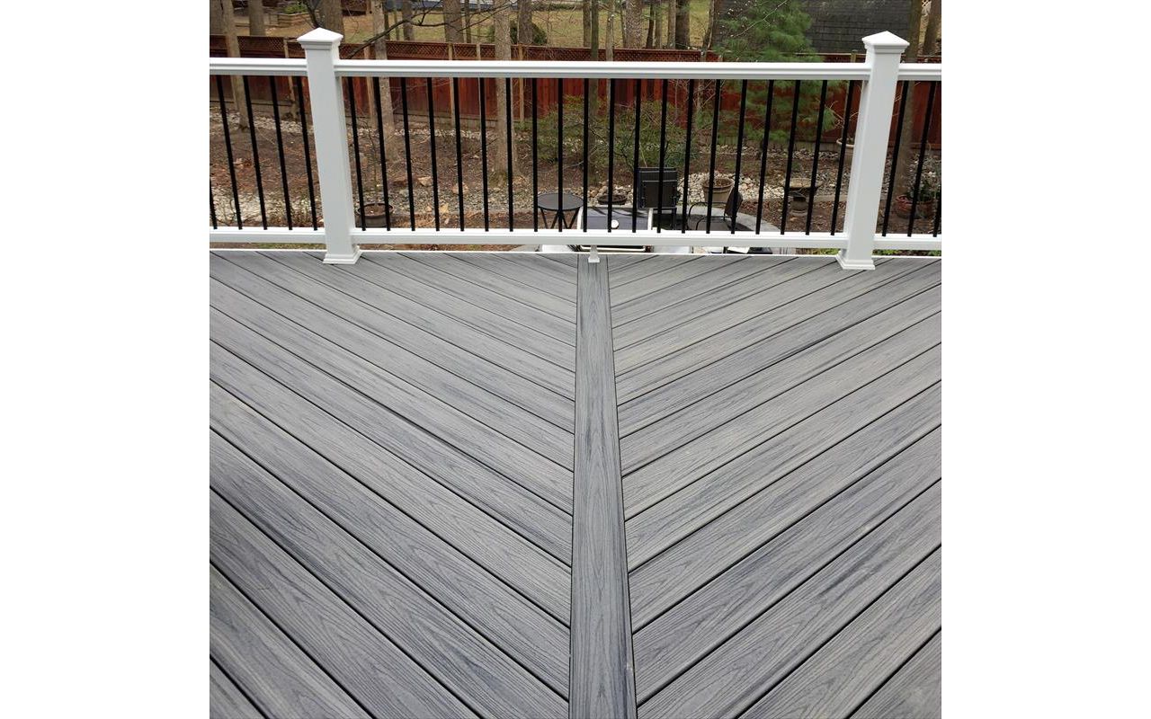 Deck in Trex Transcends Island Mist and Trex Transcends railing in Burke, VA