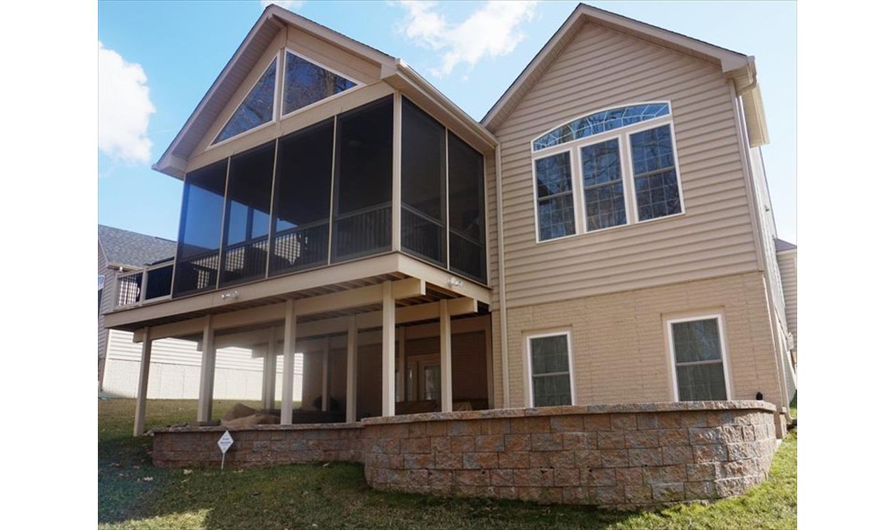 Finished Trex Select Porch with small landing
