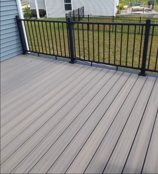 Trex Enhance Rocky Harbor deck with Enahnce Basics Clam Shel picture frame