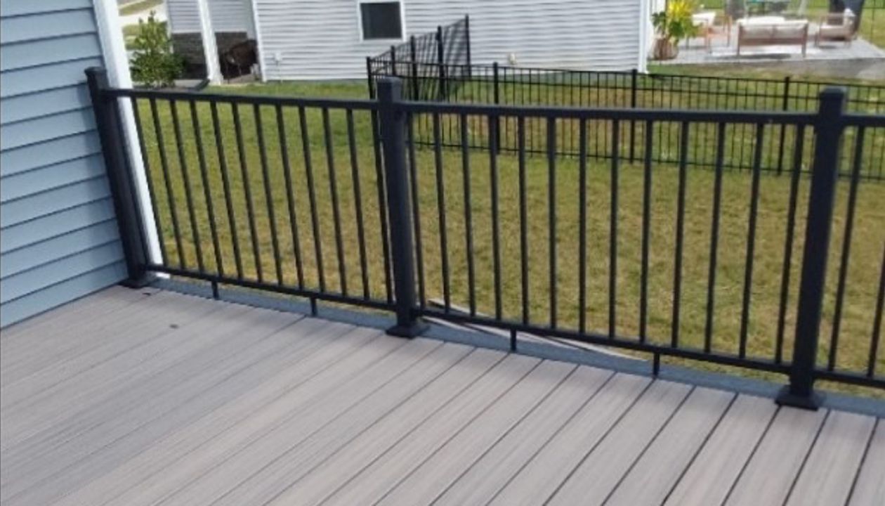 Trex Enhance Rocky Harbor deck with Enahnce Basics Clam Shel picture frame