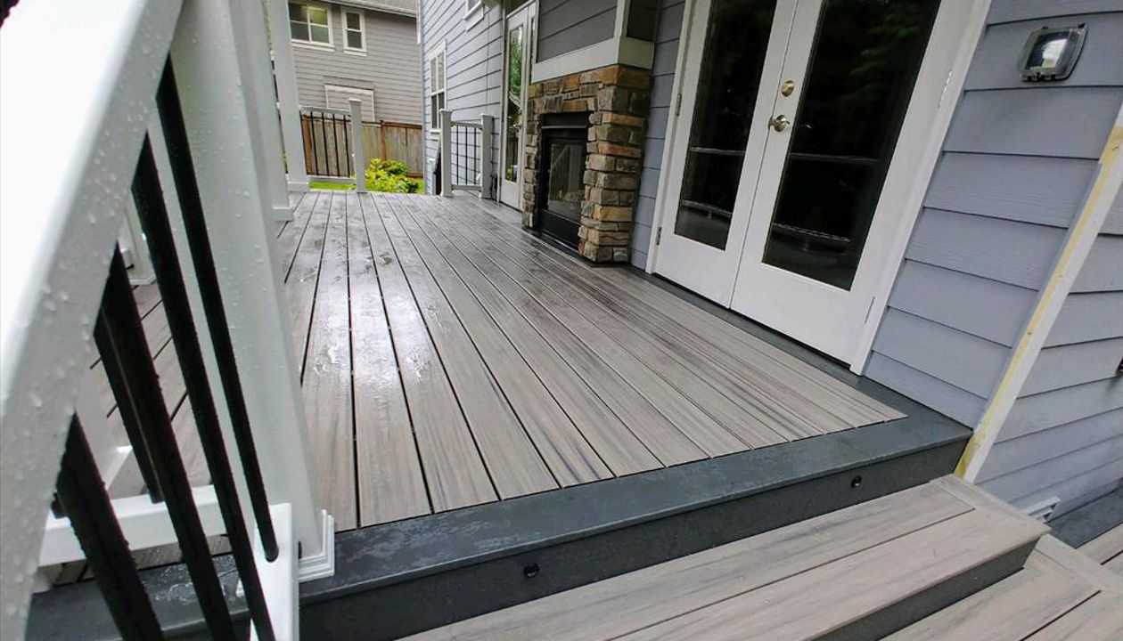 Trex Enhance Naturals Rocky Harbor decking with a Clam Shell accent with Trex Select rails and Trex LED lighting.