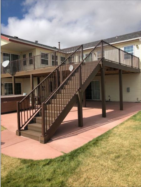 25'x30' Trex deck with Trex Transcend Spiced Rum (Premium Tropical) decking and Trex Signature Bronze Aluminum Railing.