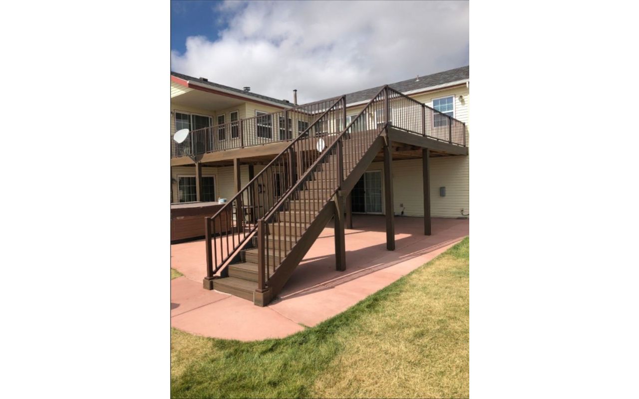 25'x30' Trex deck with Trex Transcend Spiced Rum (Premium Tropical) decking and Trex Signature Bronze Aluminum Railing.