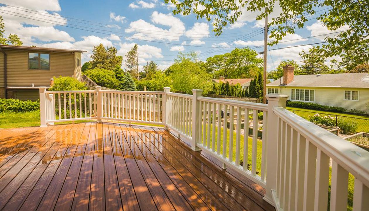 Tiki Torch with Transcend Railing in White with LED Post Caps