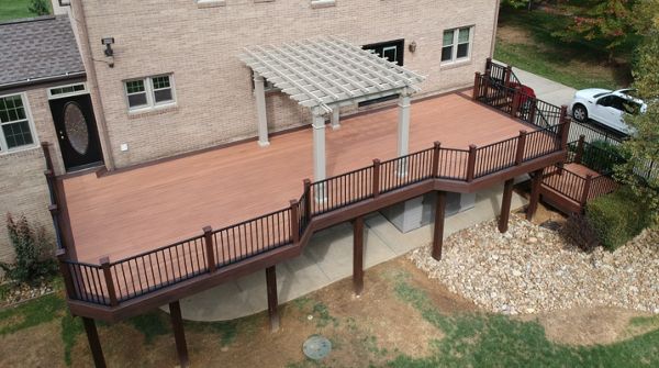 800 sq ft Tiki Torch deck with Lava Rock border & fascia, Signature aluminum railing in black with Vintage Lantern posts