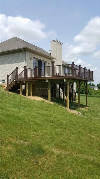 Trex Signature Railing with Transcend Vintage Lantern post sleeves