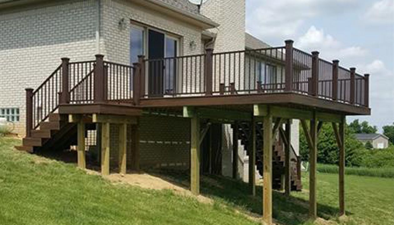 Trex Signature Railing with Transcend Vintage Lantern post sleeves