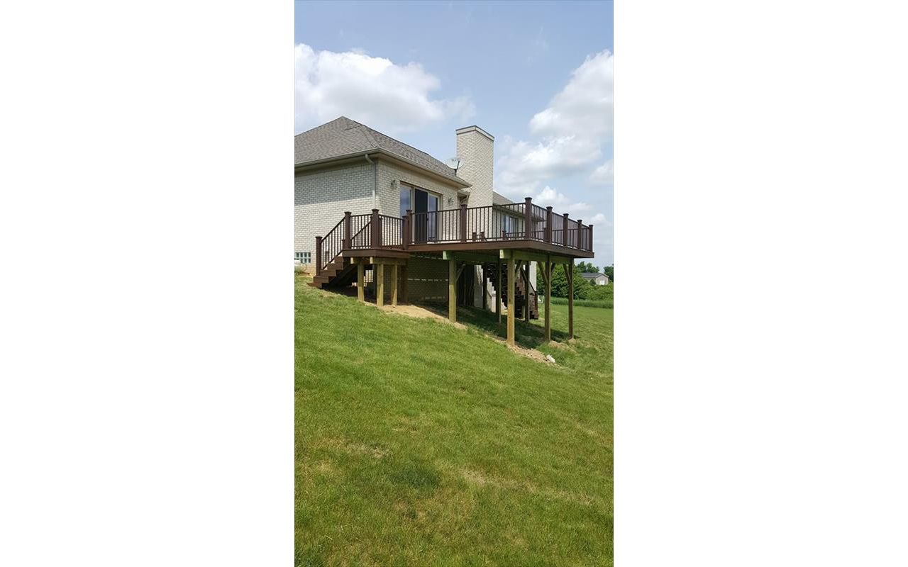 Trex Signature Railing with Transcend Vintage Lantern post sleeves