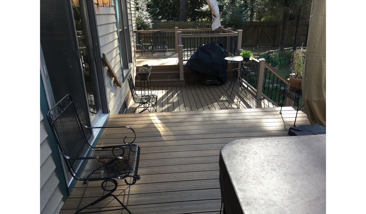 Trex Transcend Havana Gold decking looks phenomenal in this great outdoor living space