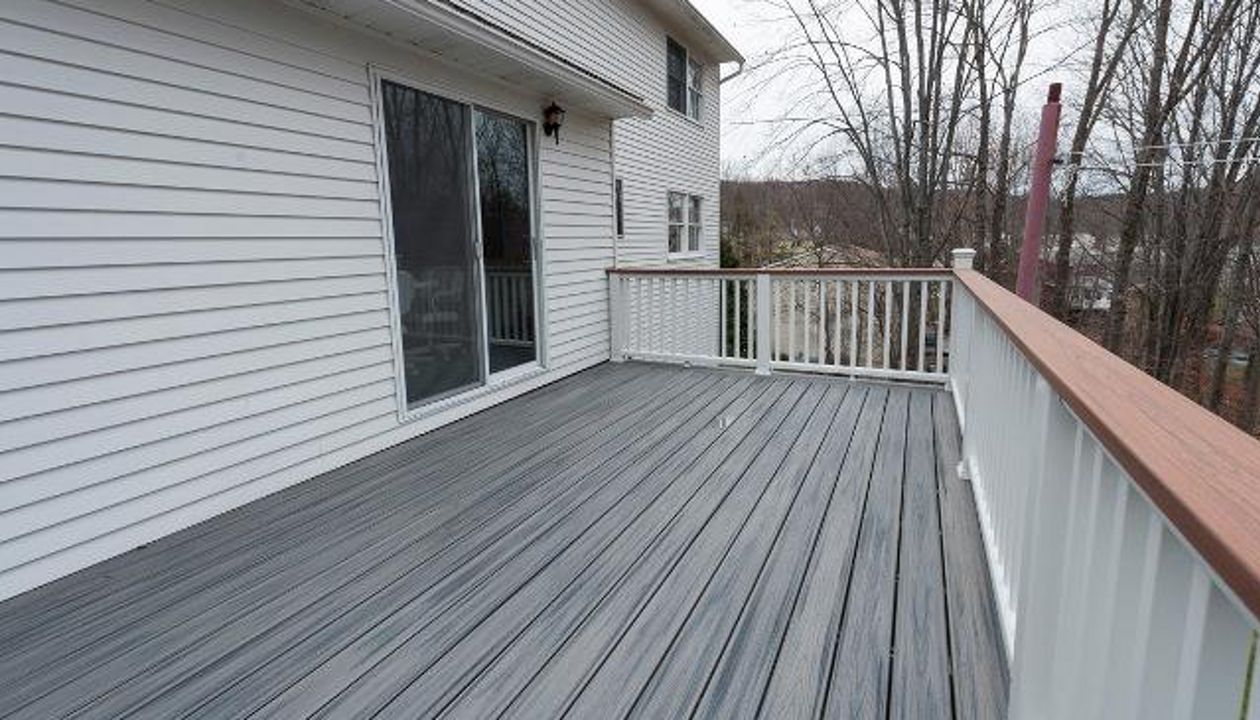 Island Midst Trex Transcend Deck, New York