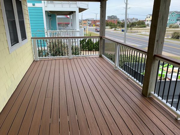 Trex Tiki Torch Decking and Transcends Rail (Tiki Torch 2x6 Cap and Round Black Aluminum Balusters)