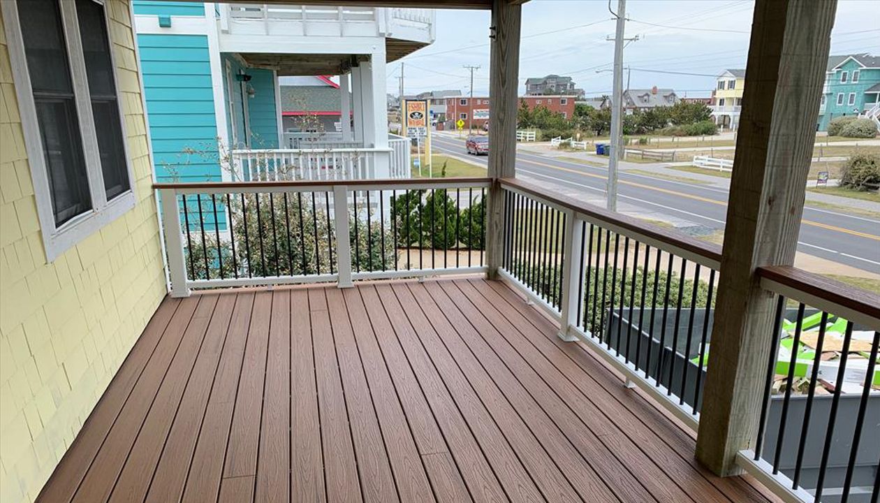 Trex Tiki Torch Decking and Transcends Rail (Tiki Torch 2x6 Cap and Round Black Aluminum Balusters)