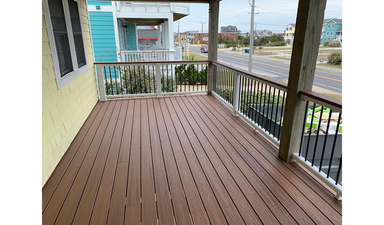 Trex Tiki Torch Decking and Transcends Rail (Tiki Torch 2x6 Cap and Round Black Aluminum Balusters)