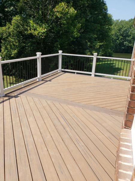 Trex Enhance Naturals Toasted Sand Main decking, Trex Transcend Vintage Lantern Border, Trex Select Railing