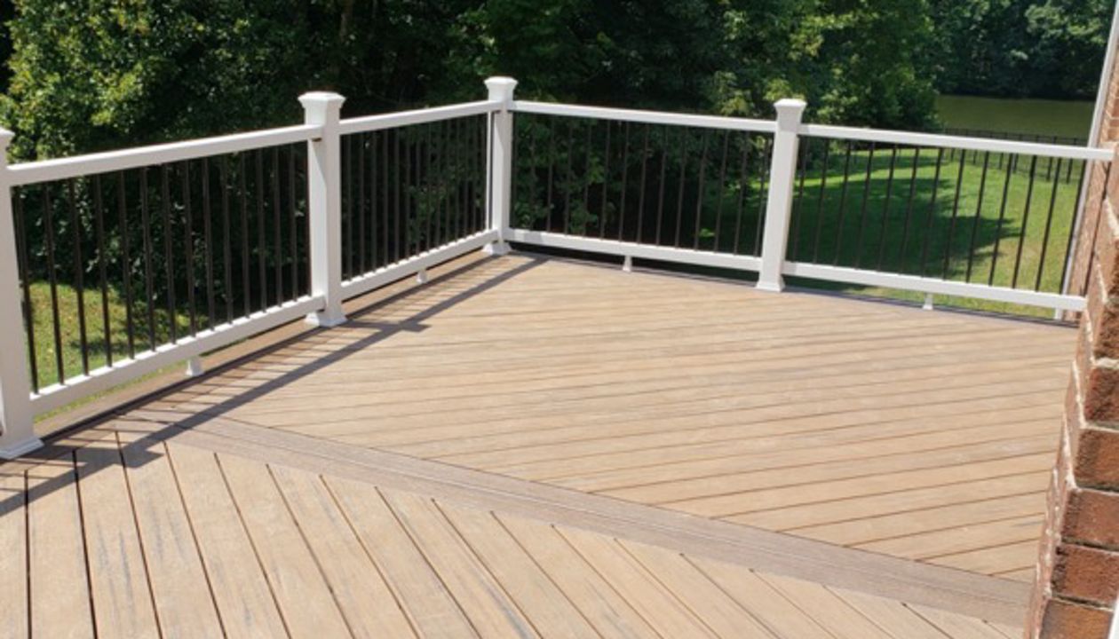 Trex Enhance Naturals Toasted Sand Main decking, Trex Transcend Vintage Lantern Border, Trex Select Railing
